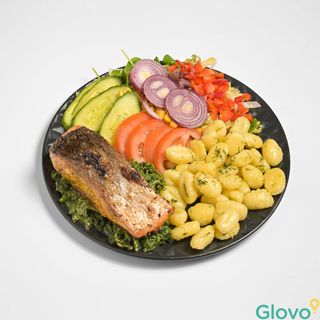 Grillowany łosoś na szpinaku