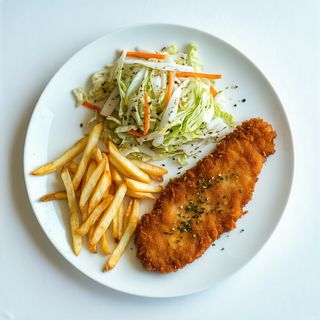 Snitel de casa cu cartofi prăjiți și salata de varza