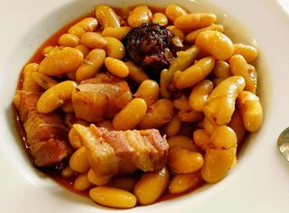 Plato de fabada asturiana