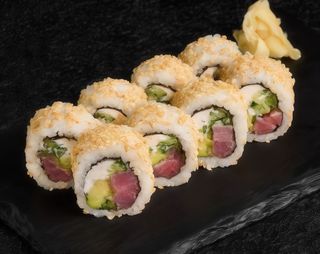 Філадельфія з тунцем в кунжуті (245г)