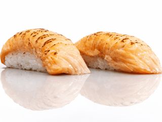 Nigiri z opalanym łososiem 2 szt.
