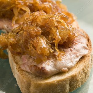 Tosta De Secreto Con Cebolla Caramelizada