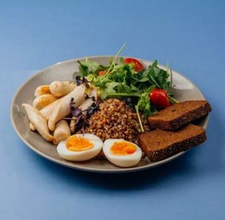 Гречневая каша с куриными колбасками