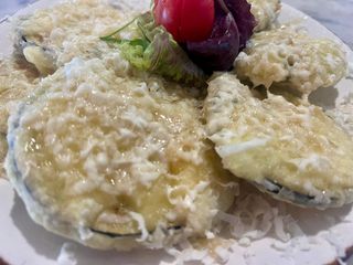 Berenjena En Tempura Con Queso De Cabra Y Miel