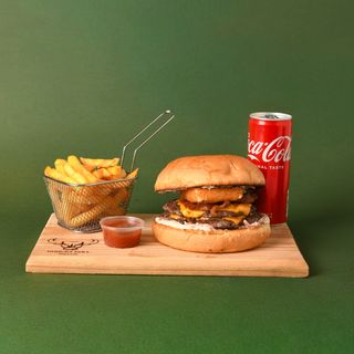 Killer smash burger, pomfrit i Coca-Cola