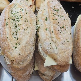 Bocadillo de vegetal con queso y atún