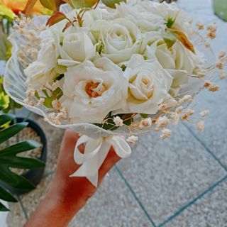 باقة ورد بيضاء للعروس 
