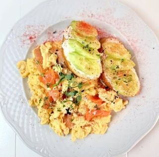 Скрембл с лососем