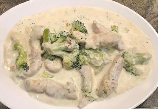 Пилешки филенца с броколи, сметана и сирена (400г)