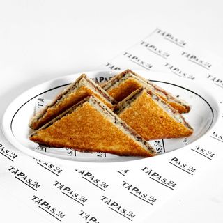 Bikini de Jamón ibérico, mozzarella y trufa