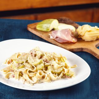 ფეტუჩინი ყაბაყით და ლორით