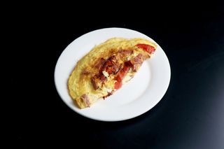 Омлет с сосисками и помидорами