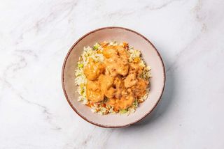 Креветки в соусе "Динамит" с рисом и овощами