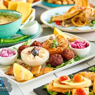 Salata de icre de crap cu masline, ceapa, rosii si paine prajita