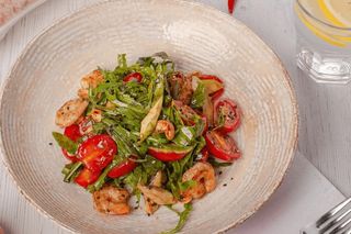 САЛАТ РУККОЛА С КРЕВЕТКАМИ