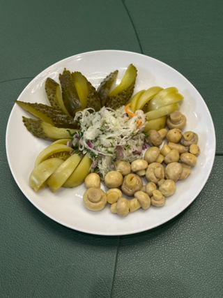 Плато з маринованих овочів