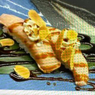 29. Nigiri salmone scottato con mandorle