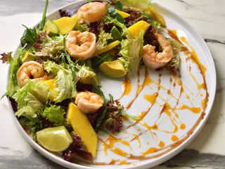 Салат із креветками та манго (250g)