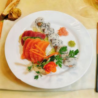 Q9. Menú California Salmón Y Sashimi Mixto