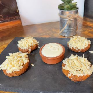 Ración de Arepitas de Chicharrón con queso rallado y Nata (4 UNIDADES)