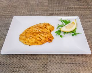 Petto di pollo panato con patatine fritte