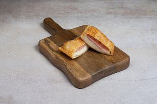 Pastelito de jamón y queso (1 ud.)