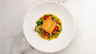 Стейк из лосося с брокколи и овощным жу