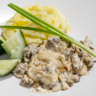 ბიფსტროგანოვი კარტოფილის პიურეთი და ხრაშუნა კიტრით