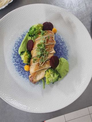 Piept de pui la tigaie cu broccoli si piure de mazare