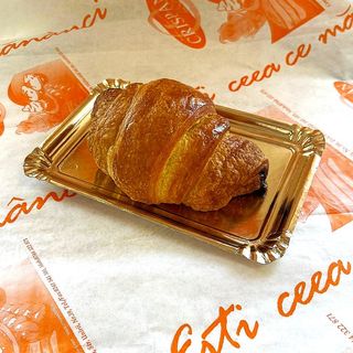 Croissant cu ciocolata