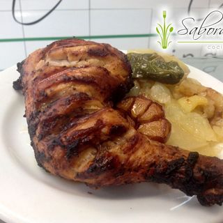 Pollo a la Brasa y Papas a lo Pobre