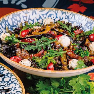 Salată din vinete, ardei și nadugi 