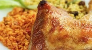 Coscia di pollo con riso e insalata