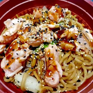 Yakisoba de salmó