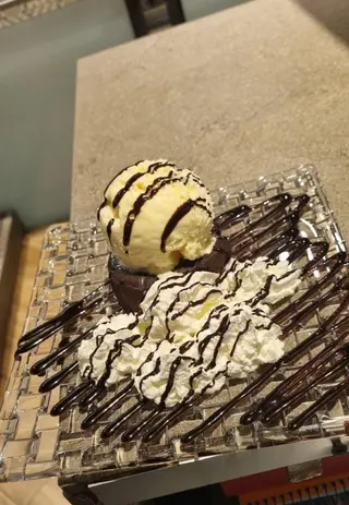 Coulant De Chocolate Con Helado De Vainilla .