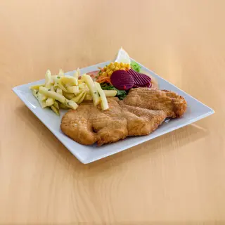 Pechuga De Pollo De Corral Empanada Con Patatas Fritas Y Ensalada