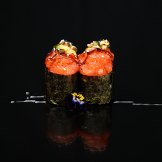 100. Gunkan salmón y aguacate (2uds)