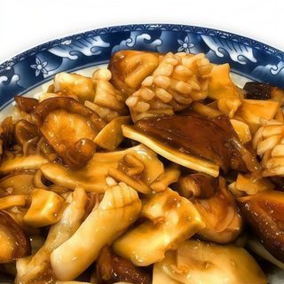 Sepia con setas chinas y bambú