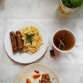 Black Tea, Pair of Sausage or Samosa, an Omelet (1 Egg)