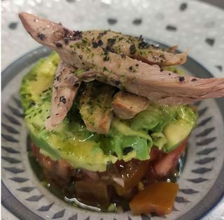 Tomate con melva y aguacate