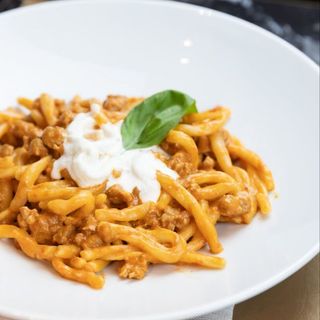 Strozzapreti al ragù di salsiccia e stracciatella di bufala