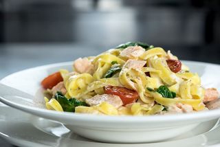 Makaron Tagliatelle z pieczonym łososiem 