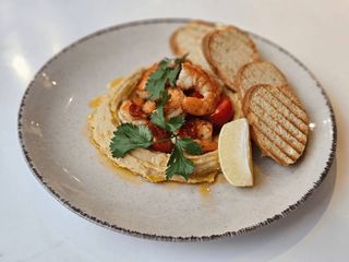 Хумус з креветками гриль та помідорами чері (350g)