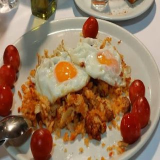 Migas con huevos fritos y uva