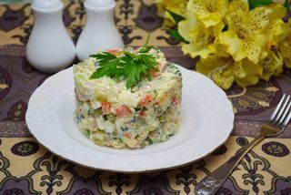 Салат "Оливье" с колбасой по-домашнему