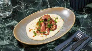 Caracatita cu spuma de naut si sos chimichurri