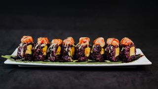 163. salmon,aguacate,mango,y arroz negro 8u