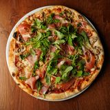 Pizza sa italijanskom pršutom i rukolom