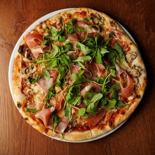 Pizza sa italijanskom pršutom i rukolom