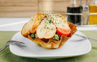 Салат "Цезарь" с курицей гриль